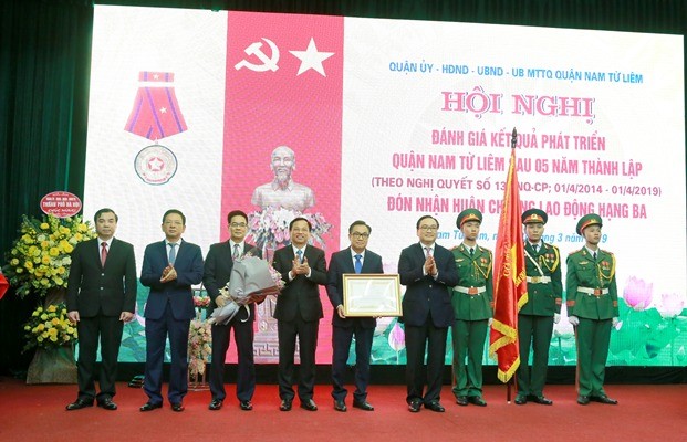 PCT Phùng Thị Hồng Hà cũng các lãnh đạo TP dự đánh giá kết quả phát triển quận Nam Từ Liêm sau 5 năm thành lập